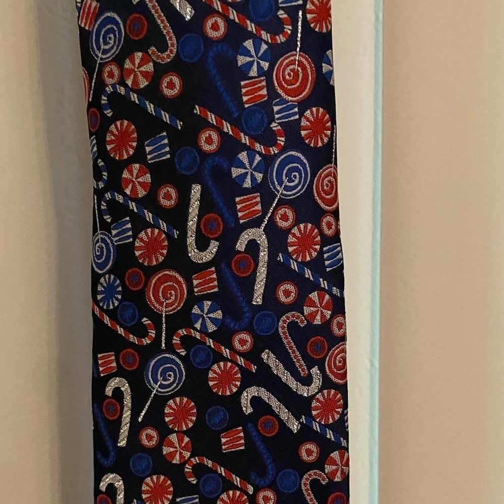 Hallmark Holiday Traditions Christmas Candy cane & Peppermint Tie Excellent Cond